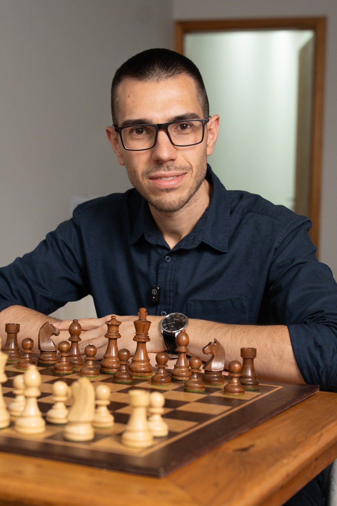 Tr. André Basso diante de um tabuleiro de xadrez